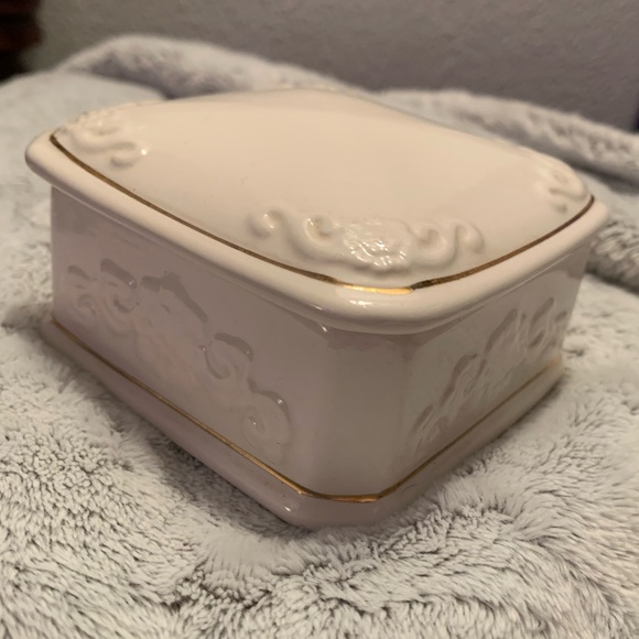 Vintage Small Ceramic Jewelry Trinket Box - Picture 2 of 4